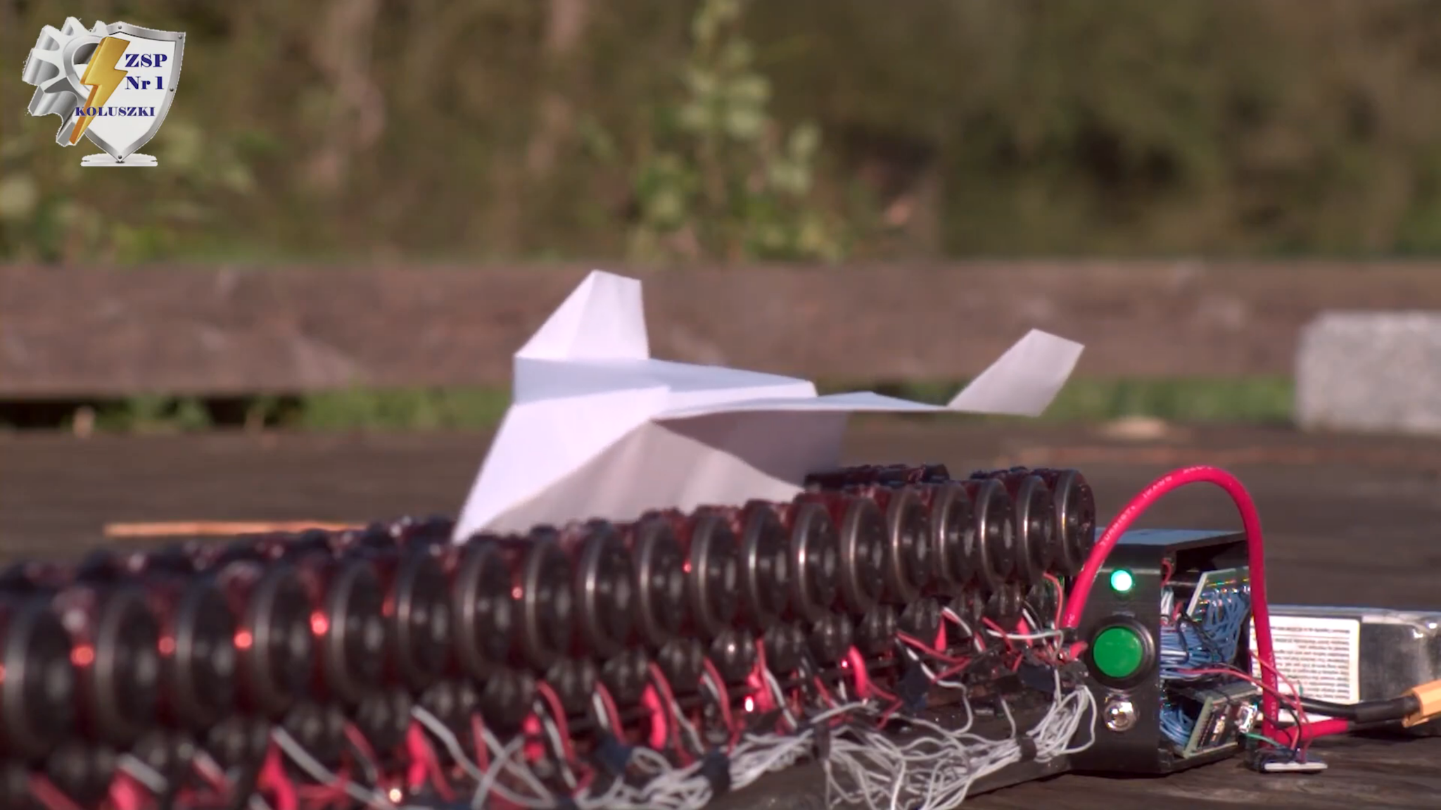 Pole magnetyczne a fizyka ruchu.Elektromagnetyczna wyrzutnia szynowa.